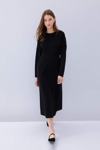 DeFacto Relax Fit Bisiklet Yaka Krep Uzun Kollu Maxi Siyah Elbise D7485AX24WNBK81 Siyah