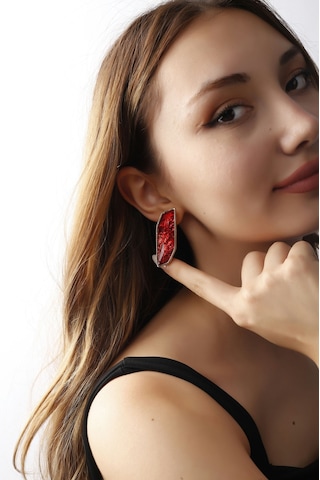 Altın Renk Lak Kaplama Çivili Kırmızı Renk Taşlı Model Küpe Altın