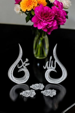 Allah C.c. Hz. Muhammed S.a.v Lafzı Ve Dekoratif Polyester Çiçekler Masa Süsü Biblo - Gümüş