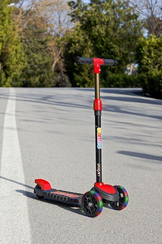 Scooter Yeni Swing 3tekerli Led Işıklı 40kğ Kapasiteli 3 Yaş Uygun Kırmızı