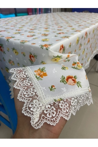 Leke Tutmaz Beyaz Gül Desenli Masa Örtüsü