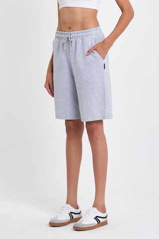 Kadın Rahat Kesim Beli Lastikli Mevsimlik Yumuşak Kumaş Cepli Gri Uzun Bermuda Şort Mtlcb91 Gri