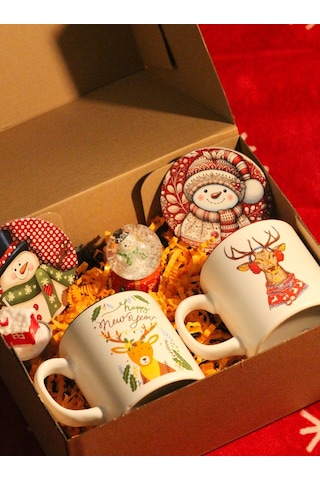 Yılbaşına Özel Kutulu Hediye Seti - 2 Adet Yeni Yıl Kupa Ve Bardak Altlığı + Kar Küresi + Mum