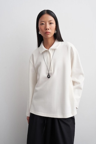 Kadriye Baştürk Yırtmaçlı Polo Yaka Sweatshirt Ekru