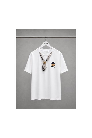 Bisou Nakışlı Kendinden Fular Detaylı Gold Aksesuarlı Premium Regular Fit Kısa Kollu Bluz- Tshirt Beyaz