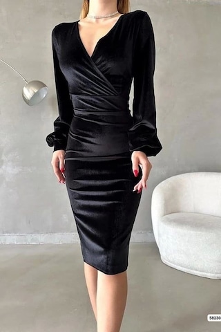 Defymoda Kadın Kadife Kumaş Kruvaze Yaka Balon Kol Ve Yırtmaç Detaylı Midi Boy Elbise Siyah
