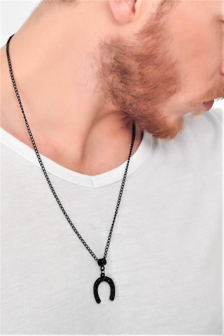 Erkek Siyah Oksit Kaplama Kurukafa Baskılı Nal Simge Uçlu Kolye Siyah
