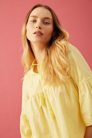 Volanlı Yaka Bağlamalı Sarı Bluz Sari