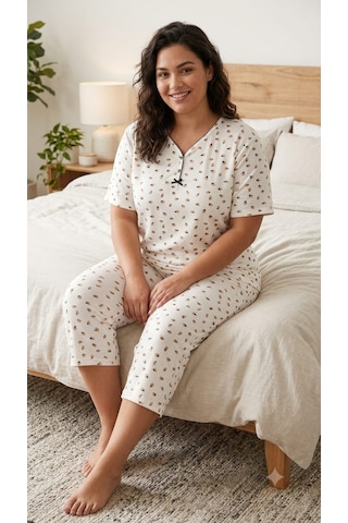 Büyük Beden Kısa Kol Kapri Yumuşak Tuşeli Likralı Örme Pijama Takımı 8649 Beyaz Çiçek