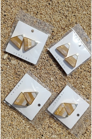 Şehrazat Handmade Çelik Üçgen Pramit Sedefli Gold Küpe Bej