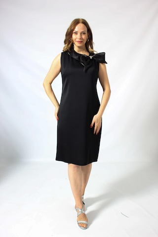 986 Siyah Yakası Organze Fiyonk Broşlu Saten Kısa Büyük Beden Elbise Siyah