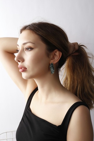 Altın Renk Lak Kaplama Çivili Turkuaz Taşlı Model Küpe Altın