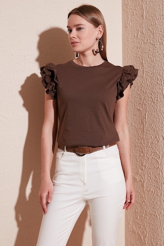 Lela Pamuklu Kolları Fırfırlı Slim Fit Bisiklet Yaka Bayan T Shirt 5864500 Kahve