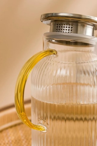 Qerhome Borosilikat Cam Çizgili Sürahi Gold Saplı Metal Kapaklı 1500 Ml