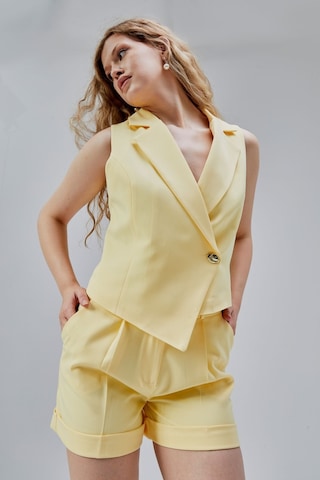 Bolivente Sarı Regular Fit Rahat Kesim Şort Siyah