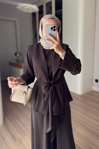Ka Hijab Kuşak Detaylı Vatkalı Üçlü Takım - Kahverengi