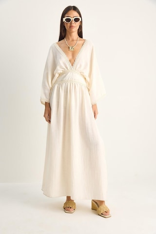 Shade Kadın Dantel Detaylı V Yaka Beli Oturtmalı Yırtmaçlı Müslin Maxi Elbise 6019 60286185 - Krem