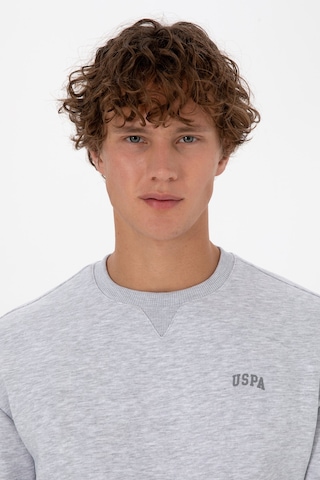 U.S. Polo Assn. Erkek Comfort Fit Bisiklet Yaka Şardonlu Açık Gri Basic Sweatshirt 50313757-VR001
