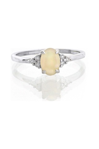 Opal Oval Tektaş Pırlanta Yüzük Beyaz