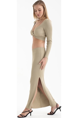 Hiccup 2 Parça: V Yaka Uzun Kollu Crop Top & Yüksek Bel Yırtmaçlı Maxi Etek Bej Doğal
