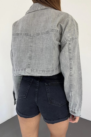 Gri Çift Cepli Fermuarlı Yıkamalı Crop Denim Ceket Bcdf-235410 Çok Renkli