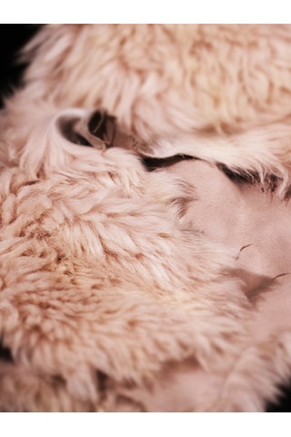 Naturel Zarafet: Hakiki Hayvan Derisi Aksesuarıyla Evinizdeki Do