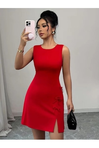DefyModa Kadın Askılı Yuvarlak Yaka Yırtmaçlı Fiyonk Detaylı Kısa Atlas Elbise Kırmızı