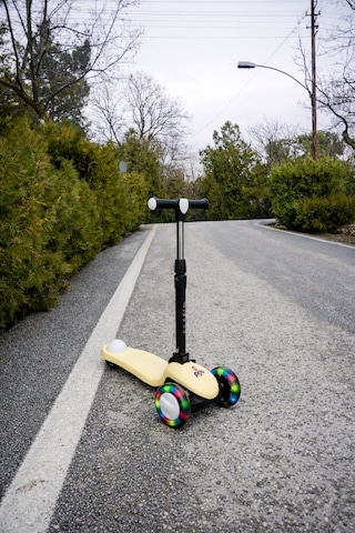 Scooter Pro Katlanabilir 3tekerli Led Işıklı 3kademeli Direksiyon 50kğ Taşıma Kapasiteli 3+yaş Sarı
