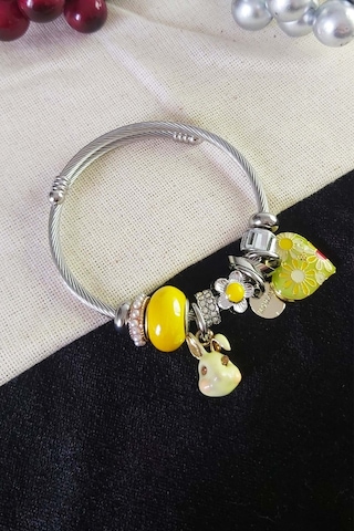 Caisya Sarı Papatya Kalpli Tavşan Charmlı Çelik Bileklik Silver