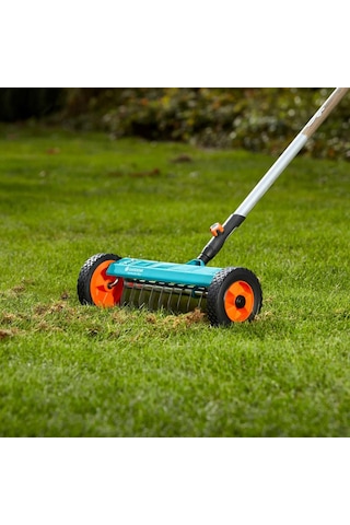 Gardena 3395 Tekerlekli Çim Havalandırma Tırmığı N11.2240