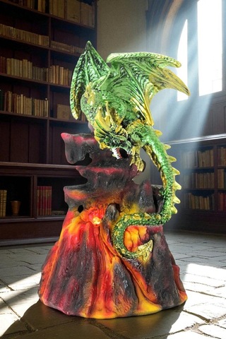 Volkanda Duran Dragon Figürü