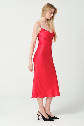 Degaje Döküm Saten Midi Elbise Kırmızı