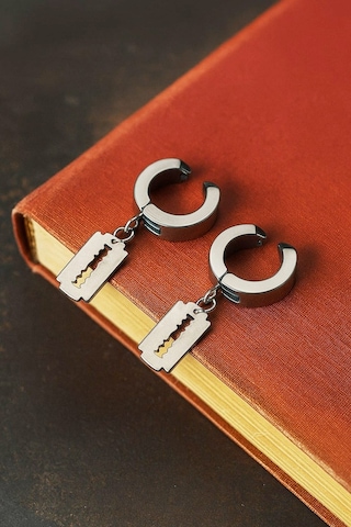 Jilet Sembolü Şekilli Unisex Deliksiz Kulaklara Sıkıştırmalı Çelik Küpe Çelik