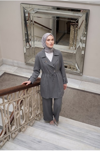 Armine Trend Broş Detaylı Kruvaze Yaka Tesettür Pantolonlu İkili Takım Gri 26yt6116