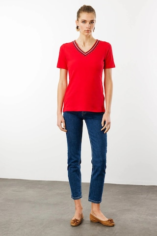 Desen Triko Kadın V Yaka Yakası Nakış İşlemeli Pamuklu T-shirt 25758 Kırmızı Kırmızı
