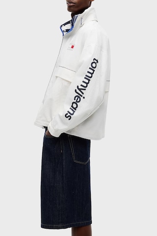 Tommy Jeans Logolu Oversize Su İtici Saklanabilir Kapüşonlu Mont Erkek Mont Dm0dm23225 Ybl Beyaz