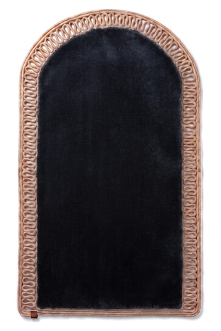 Merplush Mihraplı Peluş Seccade 75x130 Cm Süet Taban Yıkanabilir Yumuşak Namaz Halısı Siyah - Taba