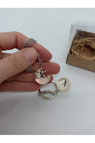 BULUTLARIN ARASINDA KUŞ TEMALI KOLYE ve ANAHTARLIK SETİ1002