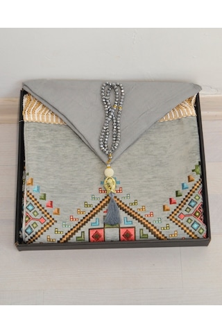 Çeyizlik Hediyelik Seccade Eşarp Tesbih Set Kilim Desenli Kadife Astarlı Seccade, Eşarp, Kristal Tesbih Özel Kutulu Lüks Hediye Seti Gri