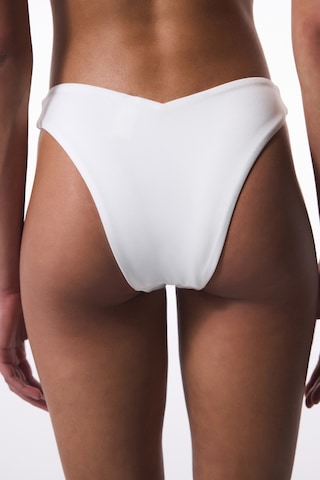 Penti Beyaz Pearl Boncuklu V Kesim Bikini Altı - Gamze Erçel Koleksiyonu