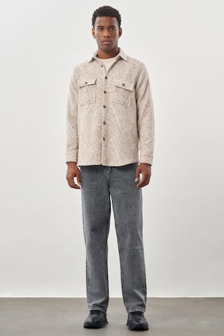 Bej Uzun Kol Kendinden Desenli Gabardin Sert Yaka Kapaklı Cep Pamuklu Classic Comfort Fit Gömlek 1004245167 Bej