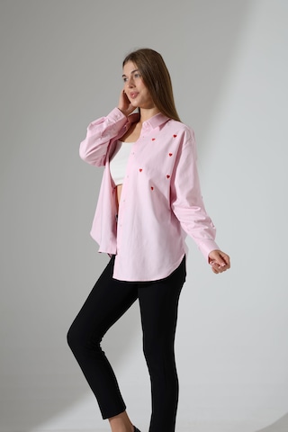 Corradeo Giyim Yeni Sezon Oversize Çizgili Poplin Kumaş Kalp Nakış Detaylı Apoletli Tasarım Gömlek Pembe
