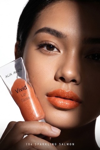 Parlak Bitişli Nemlendirici E Vitaminli Dudak Parlatıcı - Vivid Lipgloss 104 Sparkling Salmon Nude