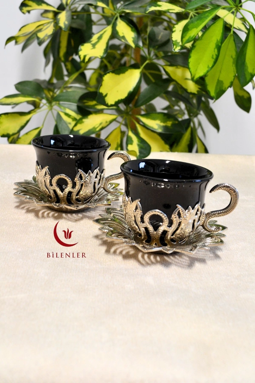 2 Li Gümüş Desenli Zemzem Takımı Ve Kahve Fincanı Seti Metal Tabağı Ve Fincan Altlığıyla Şık Sunum Siyah