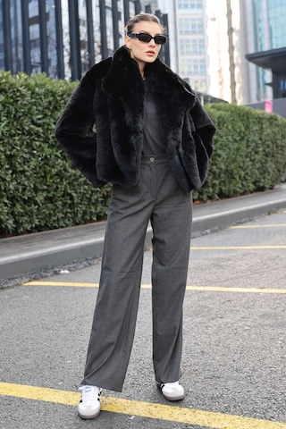 Giyim Dünyası Kadın Kürklü Mont Siyah 001