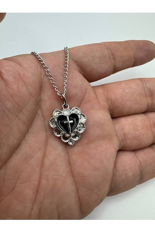 Siyah Kalp Detaylı Gotik Haç Figürlü Unisex Kolye 60 Cm Zincirli, Metal Alternatif Tarz Takı Çok renkli