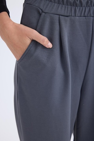 Vitrin Beli Lastikli Pileli Eşofman Pantolon Füme