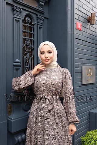 Kadın Kahve Saten Leopar Belden Kuşaklı Uzun Tesettür Elbise S9568 Kahve