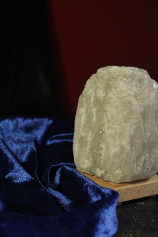 Tuzcu Kenan Çankırı Gri Doğal Tuz Lambası 2-3 Kg Ahşap Kaideli
