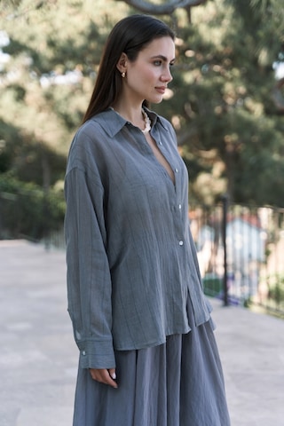 Calynn Sırt Dekolteli Çizgili Füme Keten Gömlek Füme